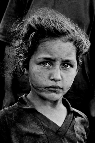 Petite fille de paysans sans terre, Brésil, 1996 © Sebastião Salgado.jpg