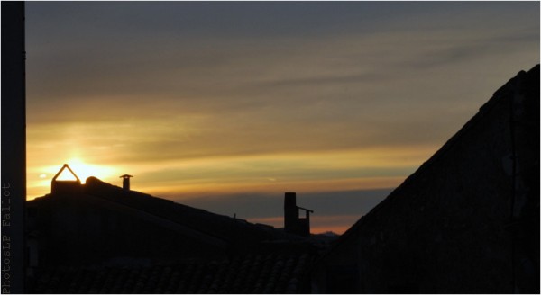 Coucher de soleil sur les toits du Haut de Cagnes-Photo Louis-Paul Fallot-Janvier 2011.jpg