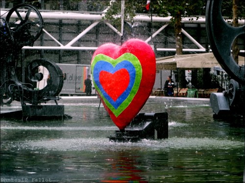 Le coeur- Niki St Phalle-Fontaine Stravinsky PhotosLP Fallot.jpg