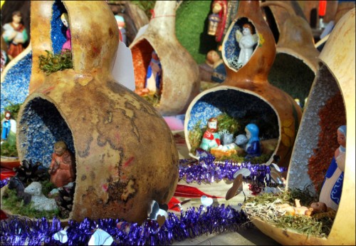 Lucéram-Marché de Noël-Crèches en cougourdons.jpg